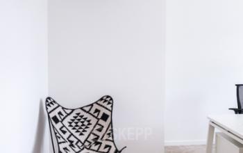 Kantoorruimte te huur in Brussel op Rue du Congres 37, met een chique stoel, modern bureau en strakke afwerking.