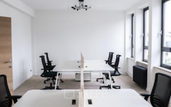 Kantoorruimte te huur op Rue du Congres 37, Brussel: lichte, zakelijk ingerichte werkplekken met moderne bureaustoelen en grote ramen voor natuurlijk licht.