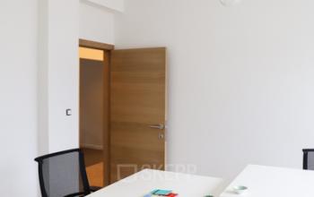 Moderne en lichte kantoorruimte te huur in Brussel, Rue du Congres 37, met strakke inrichting en ergonomische bureaustoelen.