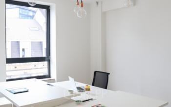 Kantoorruimte te huur op Rue du Congres 37, Brussel met grote ramen en moderne bureaus.