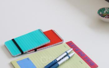 Kantoorruimte te huur op Rue du Congres 37 in Brussel, een moderne werkruimte met notitieblokken en pennen op een bureau.