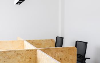 Kantoorruimte te huur op Rue du Congres 37 in Brussel, met moderne werkplekken en een lichte, functionele inrichting.