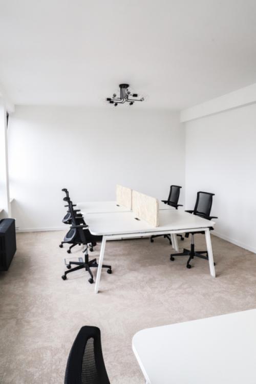 Functionele kantoorruimte te huur op Rue du Congres 37 in Brussel, ingericht met moderne bureaus en stoelen voor een efficiënte werkomgeving.