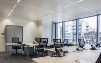 Gemeubileerd kantoor te huur aan Louizalaan 480, Brussel Elsene met ruime werkplekken en grote ramen die veel licht binnenlaten.