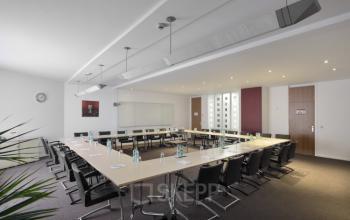 Ruime, volledig gemeubileerde vergaderruimte te huur op Louizalaan / Avenue Louise 65, Brussel Elsene, ideaal voor zakelijke bijeenkomsten met moderne faciliteiten.