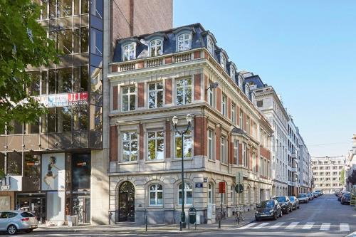 Exterior view of office building at Louizalaan / Avenue Louise 367 in Brussels Elsene, showcasing the classic architecture suitable for office space rental.