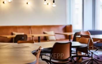 Gezellige kantoorruimte te huur op Louizalaan 523 in Brussel Elsene, voorzien van comfortabele stoelen en tafels, met veel natuurlijk lichtinval door grote ramen.