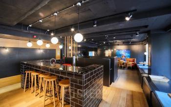 Kantoorruimte te huur op Louizalaan / Avenue Louise 523 in Brussel Elsene, met moderne inrichting, hoge plafonds en sfeervolle verlichting.