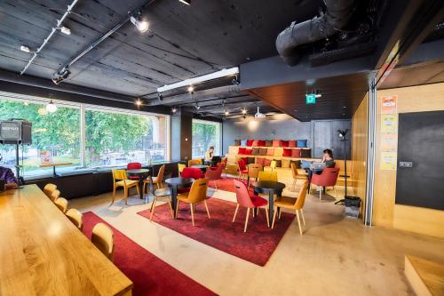 Modern, brightly lit office space rental at Louizalaan / Avenue Louise 523, with colorful seating, conference tables, and large windows offering natural light.