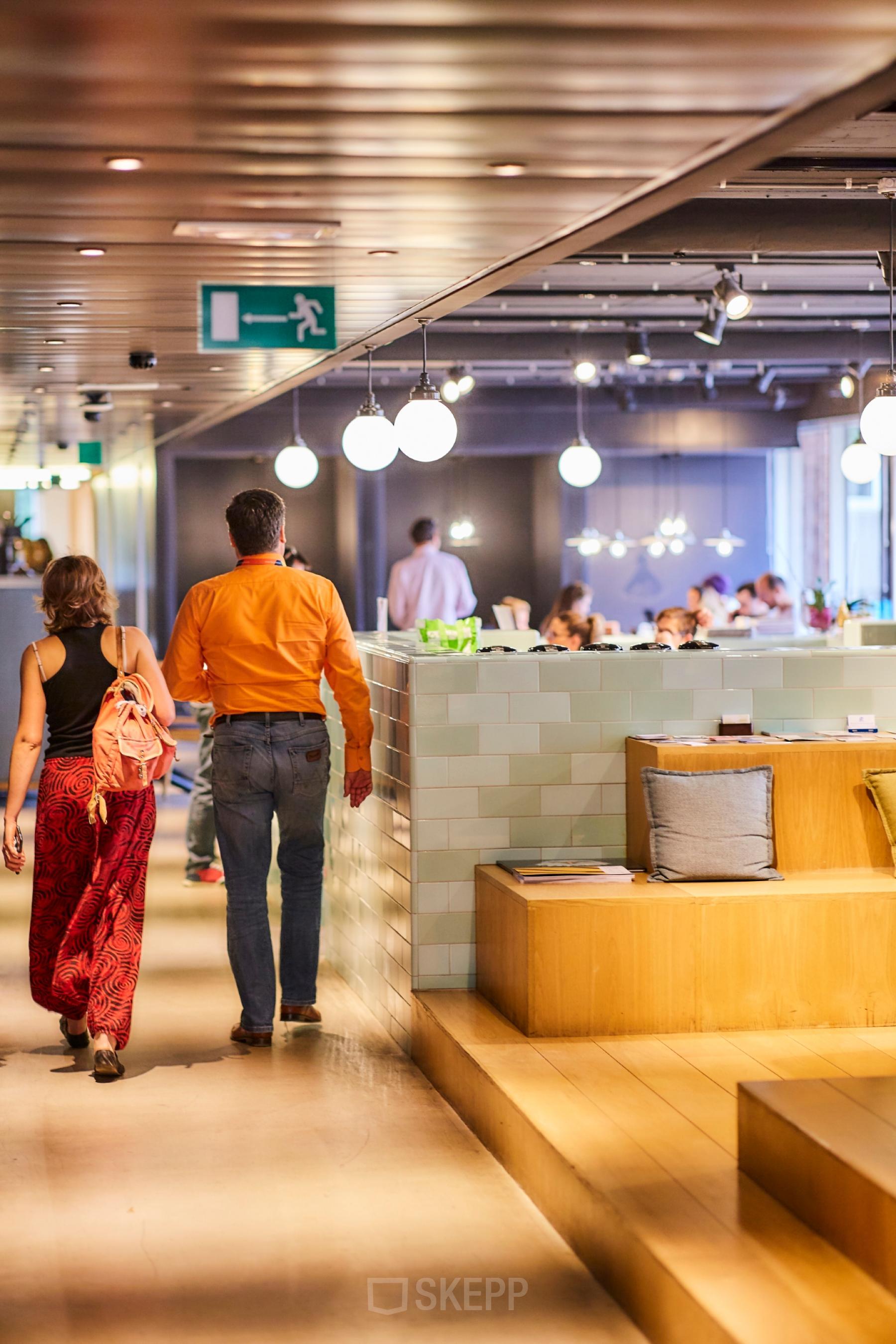 Modern workspace at Louizalaan / Avenue Louise 523, Brussels Elsene, featuring stylish seating and people engaged in business activities.