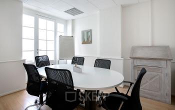 Bright office space with a round table and black office chairs in Louizalaan / Avenue Louise 367, Brussels Elsene. Ideal for office space rental.