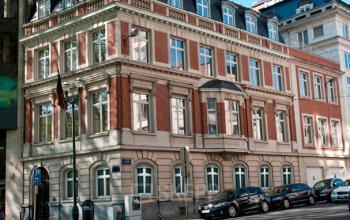 Exterior view of the office building located at Louizalaan / Avenue Louise 367, Brussels Elsene. Attractive heritage architecture with modern facilities, offering office space rental on a bustling city street.