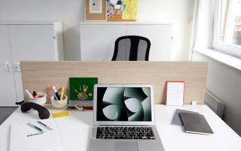 Office space rental at Louizalaan / Avenue Louise 367 in Brussels Elsene includes a workstation with a desk, chair, office supplies, and a laptop.