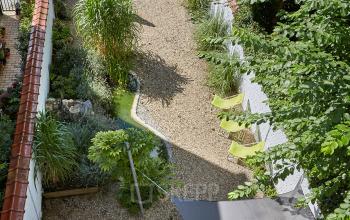 Buitenzicht op een kantoorruimte te huur aan Priester Cuypersstraat / Rue Abbé Cuypers 3 in Brussel Etterbeek met tuin en terras.