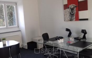 kantoor met glazen bureau