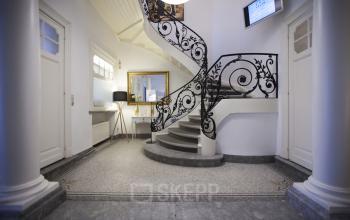 Luchtig kantoorgebouw in Brussel Etterbeek met prachtige trappen en decoratieve balustrade, ideaal voor werkruimte te huur.