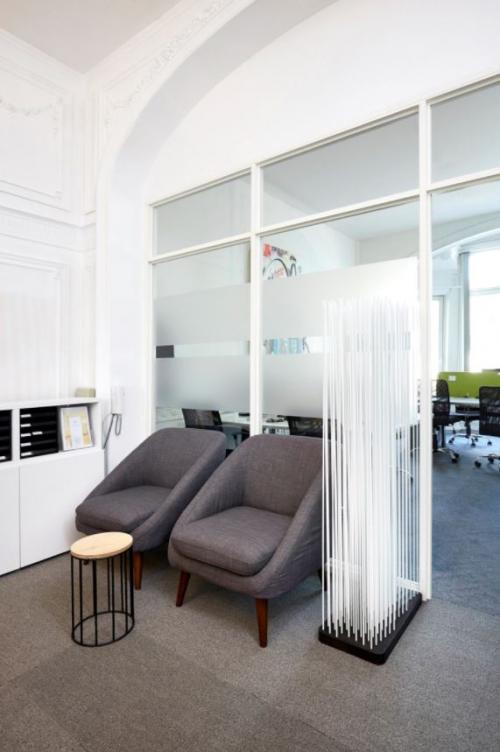 open ruimte met stoelen