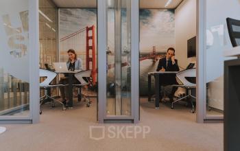 Zakelijke kantoorruimte te huur in Brussel Europese Wijk, Meeûssquare/Square de Meeûs 38-40, met medewerkers aan het werk aan bureaus.