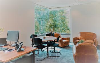 Kantoorruimte te huur op Meeûssquare / Square de Meeûs 38-40 in Brussel Europese Wijk. De ruimte is ruim en licht met grote ramen, voorzien van bureau, vergadertafel en comfortabele stoelen.