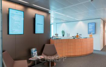 Ontvangstruimte met houten balie in kantoor te huur op Meeûssquare / Square de Meeûs 38-40, Brussel Europese Wijk, Brussel.
