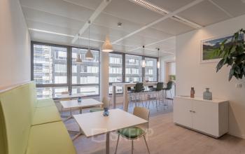 Bright office interior at Meeûssquare / Square de Meeûs 37 in Brussels European District featuring modern furnishings and natural light, suitable for office space rental.
