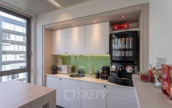 Pantry area in an office to rent at Meeûssquare / Square de Meeûs 37 in Brussels European District, with a coffee machine and kitchen amenities.