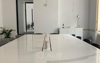 Vergaderruimte met grote marmeren tafel en stoelen van een kantoorruimte te huur op Rue d’Arlon 25, Brussel Europese Wijk.