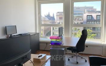 Kantoorruimte te huur op Avenue des Arts 3-5 in Brussel Europese Wijk, met uitzicht op de stad. Voorzien van bureaus, stoelen, computerschermen en grote ramen voor veel natuurlijk licht.