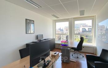 Kantoorruimte te huur in Avenue des Arts 3-5, Brussel Europese Wijk, met uitzicht op de stad, voorzien van bureau, stoelen en computerapparatuur. Geschikt voor professioneel gebruik.