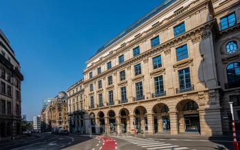 Statig kantoor te huur aan Rue des Colonies 56 in Brussel Europese Wijk. Gevel met imposante bogen, geschikt voor wie kantoorruimte wil huren in een bruisende omgeving.