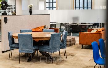 Moderne kantoorruimte te huur in Brussel Europese Wijk met stijlvolle, blauwe stoelen en een grote houten tafel. Perfect om kantoorruimte te huren op Rue des Colonies 56.