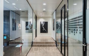 Moderne kantoorruimte te huur op Rue des Colonies 56, Brussel Europese Wijk. Glaswanden en kunstwerken geven de ruimte een stijlvol tintje. Perfect om jouw kantoor te huren. Gemeubileerd met strakke details.