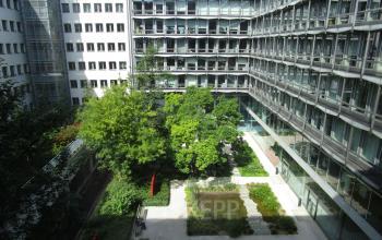 Binnenplaats van kantoor te huur op Kunstlaan / Avenue des Arts 56 in Brussel Europese Wijk, met veel groen en omliggende kantoorruimtes.