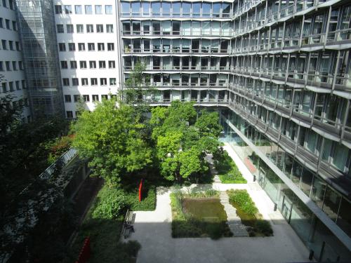 Exterior view of the office building at Kunstlaan / Avenue des Arts 56, Brussels European District, featuring a landscaped courtyard.
