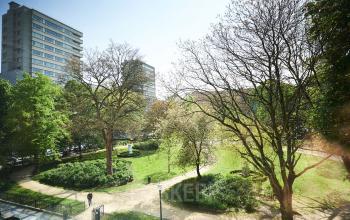 Kantoorruimte te huur aan Meeûssquare / Square de Meeûs 35, met uitzicht op een park, centraal gelegen in de Brusselse Europese Wijk.