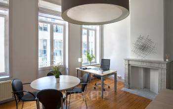 Kantoorruimte te huur op Breydelstraat / Rue Breydel 34-36, Brussel Europese Wijk, met grote ramen, moderne meubels en veel natuurlijk licht.