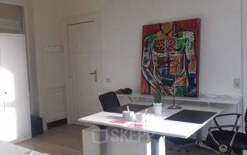 kantoor met schildering aan de muur