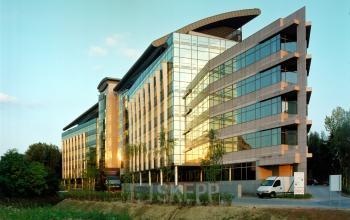 Kantoor te huur in modern gebouw aan Woluwedal 18-22, Brussel Sint-Stevens-Woluwe. Glass-paneel gevel, ruime parkeergelegenheid.