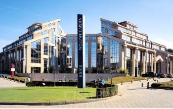Exterieur van kantoor te huur gelegen aan Woluwedal 18-22, Brussel Sint-Stevens-Woluwe, met moderne architectuur en glazen gevels.