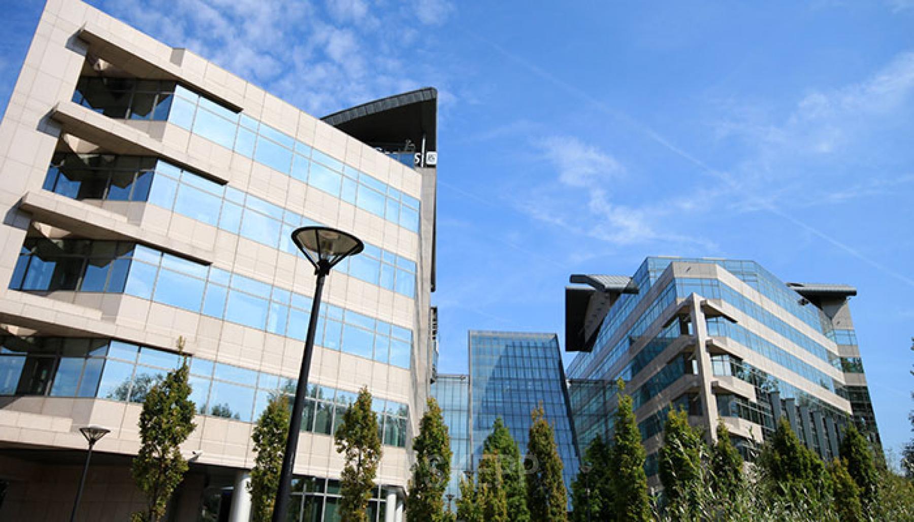 Exterior view of the office building located at Woluwedal 18-22, in Brussels Sint-Stevens-Woluwe, Brussels, with modern glass architecture suitable for office space rental.