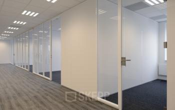 many office spaces light rooms