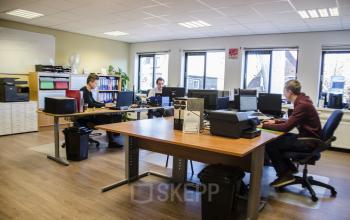 Modern office space rental at Kanaalweg 33 in Capelle aan den IJssel with professionals engaged in business activities.