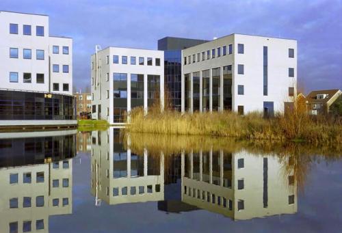 Capelle aan den IJssel representatief kantoorgebouw met een aantrekkelijke vijver bij het kantoor, fraai uitzicht vanuit de kantoorruimte