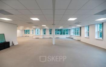 Spacious, unfurnished office space at Rhijnspoor 209-263 in Capelle aan den IJssel, featuring bright lighting and large windows. Ideal for office space rental with plenty of room for customization and workspace setup.
