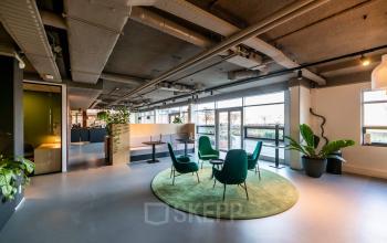 Modern, spacious office interior on Fascinatio Boulevard 522, Capelle aan den IJssel, featuring stylish seating and ample natural light ideal for creative meetings. Perfect for office space rental.