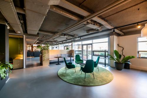 Modern, spacious office interior on Fascinatio Boulevard 522, Capelle aan den IJssel, featuring stylish seating and ample natural light ideal for creative meetings. Perfect for office space rental.