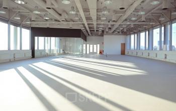 Spacious open floorplan at Rivium Quadrant 75, Capelle aan den IJssel, featuring large windows and modern ceiling design, ideal for creative office space rental.