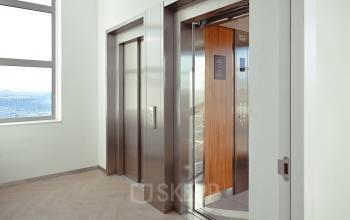 Elevator lobby area at Rivium Quadrant 75, featuring modern elevator doors and a bright ambiance suitable for office space rental in Capelle aan den IJssel.
