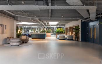 Modern furnished office space with seating areas and ample lighting at Essebaan 63 in Capelle aan den IJssel, ideal for office space rental.