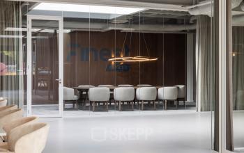 Modern conference room at Essebaan 63 in Capelle aan den IJssel, featuring a long table with seating and soft lighting. Ideal office space rental for meetings.